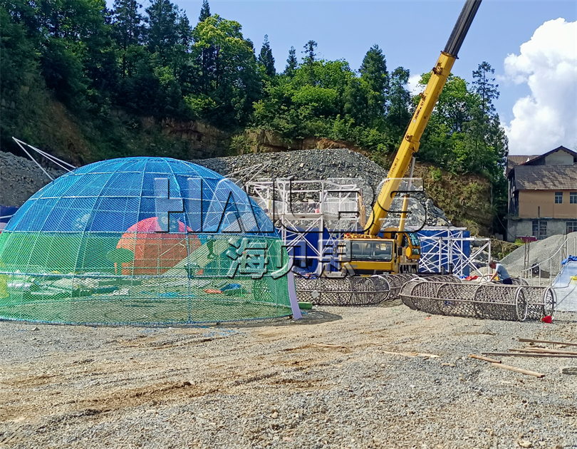 湖北恩施無動力樂園加玻璃水滑道施工現(xiàn)場